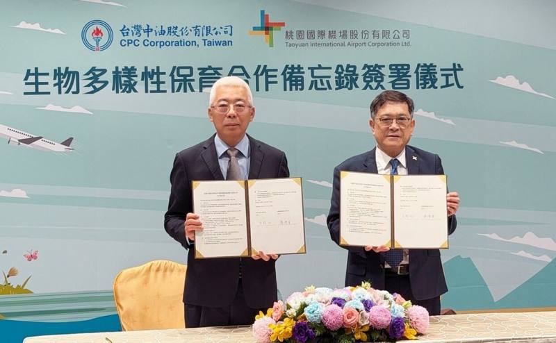 桃園國際機場公司董事長楊偉甫（右）與台灣中油公司董事長方振仁（左）20日代表簽署「生物多樣性保育合作備忘錄（MOU）」，雙方攜手推動生態永續發展。（桃園國際機場公司提供）