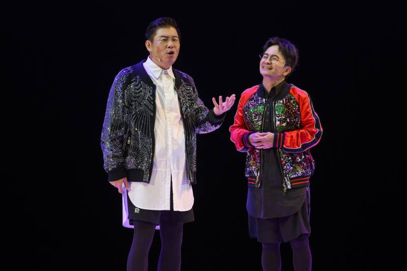 舞台劇「英雄所賤略同－Hero Emotion」7月起展開全台巡演，演員曾國城（左）、唐從聖（右）將展現高度即興，現場也邀觀眾上台演出，從笑聲體會人生。