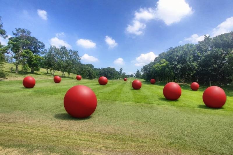 高雄市觀光局主辦「找一片綠心－春日野餐趣」活動，4月25、26日及5月1至3日將在高雄果嶺自然公園登場，結合「紅咚咚」裝置藝術、親子互動街藝表演等，打造大型城市草地派對。（高雄市觀光局提供）