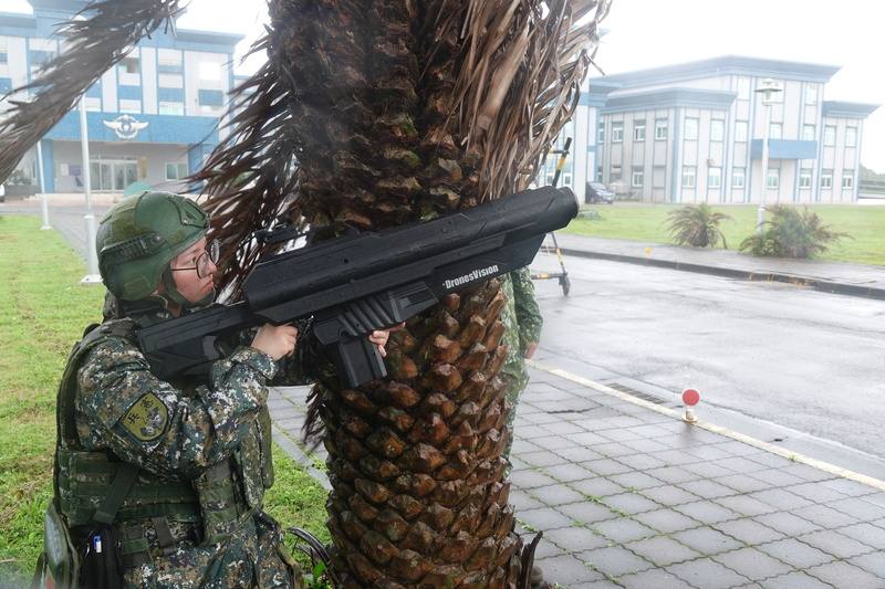 駐守石門營區的空軍憲兵分隊進行演練，運用干擾槍準備對來襲的無人機進行干擾或是迫降。