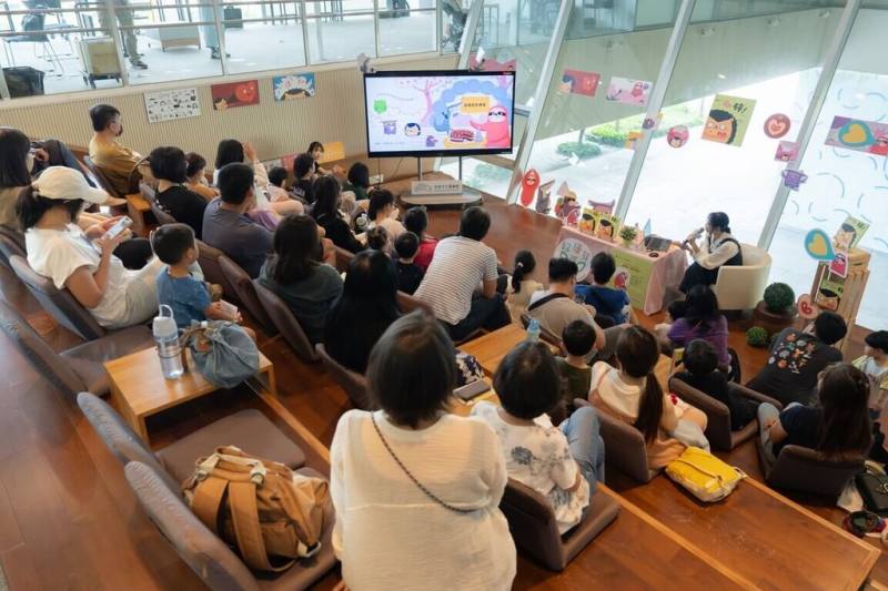高雄市立圖書館第3屆「好繪芽獎」獲獎作品繪本「砰！」近日出版，總館也舉辦分享活動，邀請作者瑞瑞與讀者面對面交流。（高雄市立圖書館提供）