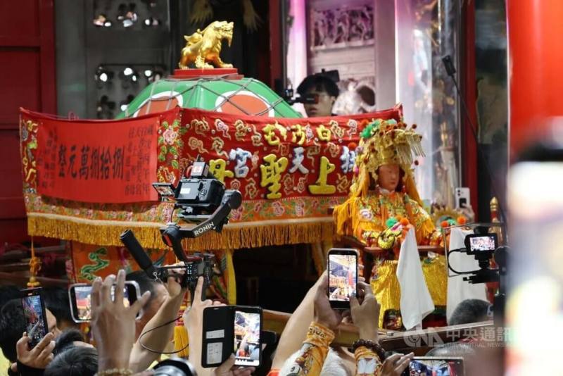 A Mazu statue is escorted into the main hall of Gongtian Temple in Miaoli County Monday. CNA photo April 20, 2026