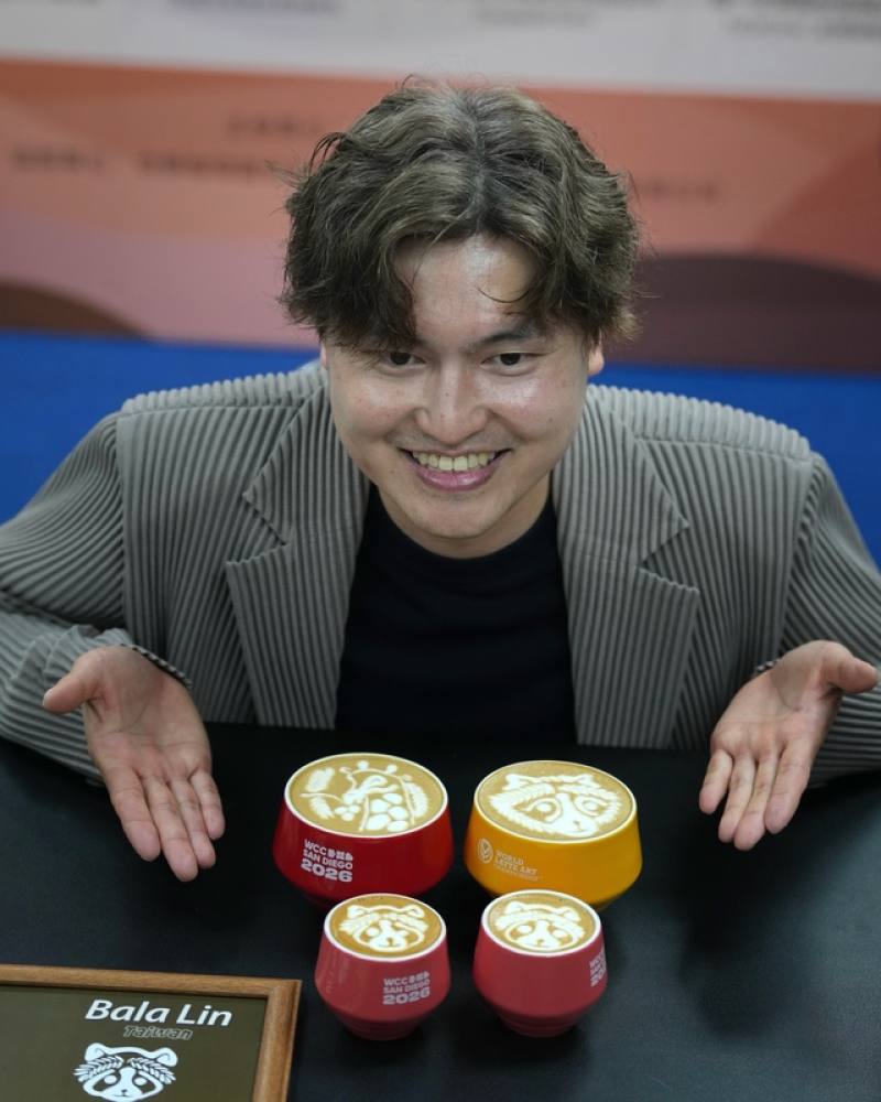 咖啡師林紹興日前參加在美國聖地牙哥舉辦的2026 WCC世界盃拉花大賽榮獲世界冠軍，20日在台北出席記者會分享喜悅。