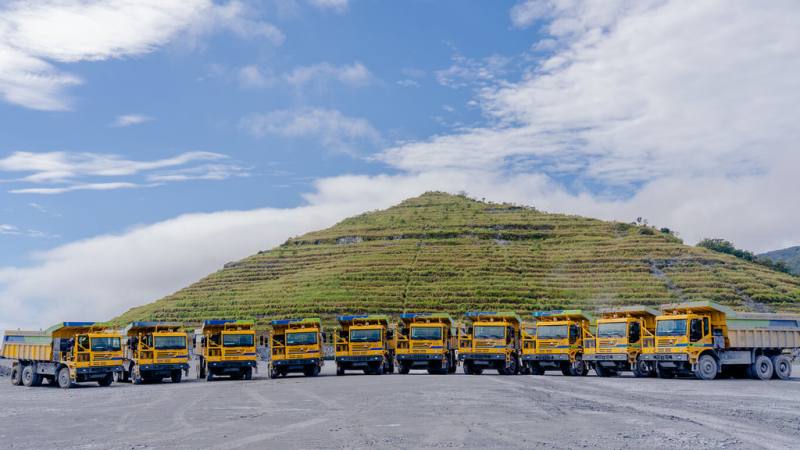 台泥21日表示，已於花蓮和平礦區全面導入全台首例「AI無人電動礦山車」系統，透過「以電代油」的動力革命，預計每年減少848噸碳足跡，並降低78%的動力成本。（台泥提供）