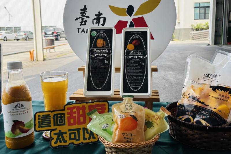 台南市政府協助拓展農特產品外銷通路，由在地業者選用愛文芒果製作的冷凍果泥獲得日本訂單，21日共有9公噸果泥順利啟運。（台南市農業局提供）