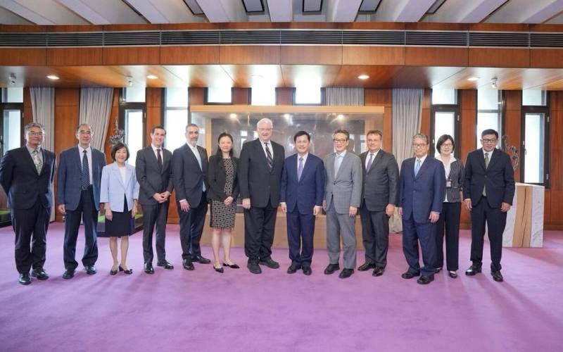 外交部長林佳龍（右6）20日接見「戰略暨國際研究中心」（CSIS）會長何慕理（John Hamre，右7）率領的專家學者訪問團。（外交部提供）