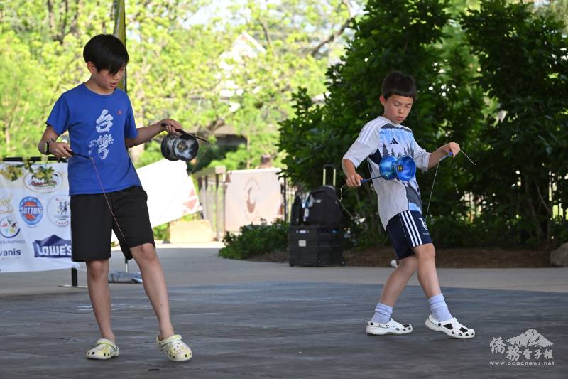 洛麗中文學校學生表演扯鈴