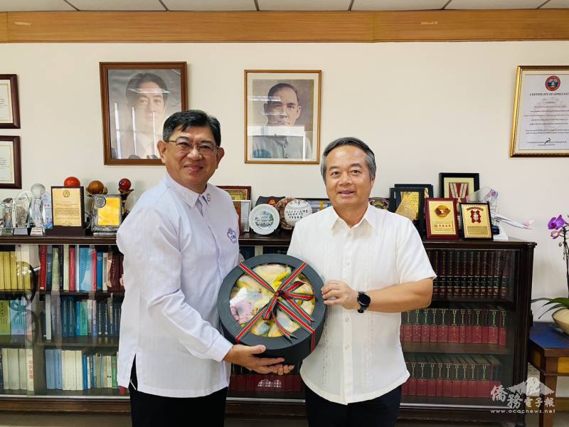 文總輪值常務委員黃仲廷（左）致贈Guimaras Island特產芒果予駐菲代表處大使周民淦（右）