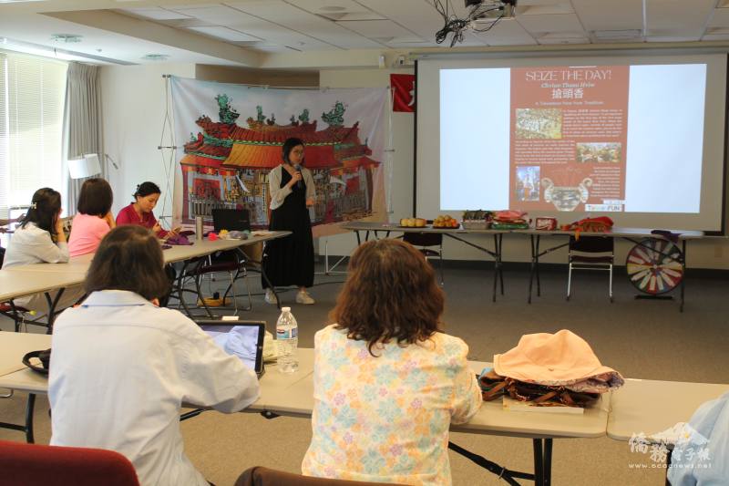 李欣怡介紹臺灣廟會文化，例如搶頭香、擲茭問事及祭拜供品的民間習俗及寓意