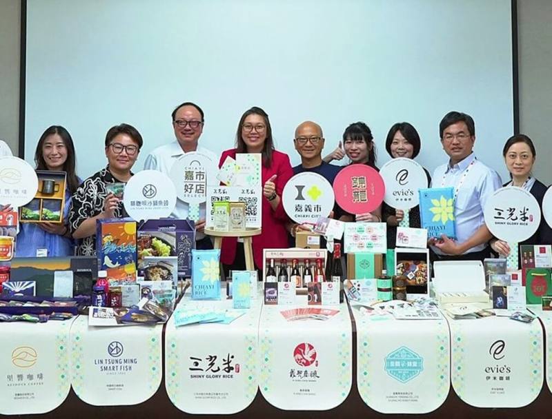 嘉義市副市長陳永豐（右5）20日率「嘉市好店」業者，拜訪新加坡主要通路商昇菘超市董事長林佑龍（左3）團隊，為嘉義市業者爭取更多國際合作機會。（嘉義市政府提供）