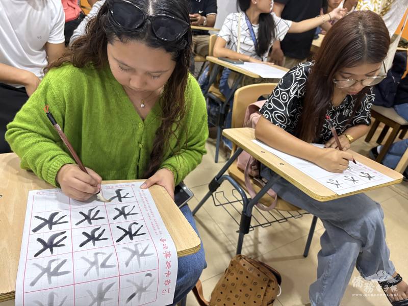 學生專注進行書法練習，透過實作體驗漢字筆畫之美，深化語文學習