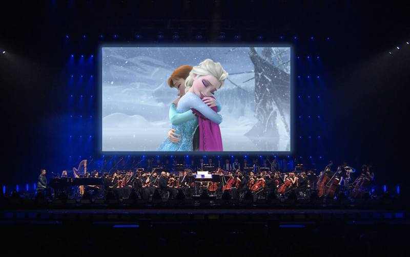 由鄭立彬指揮NSO國家交響樂團、神秘失控人聲樂團參與演唱，「冰雪奇緣」動畫交響音樂會6月在台北流行音樂中心登場。（牛耳藝術提供）