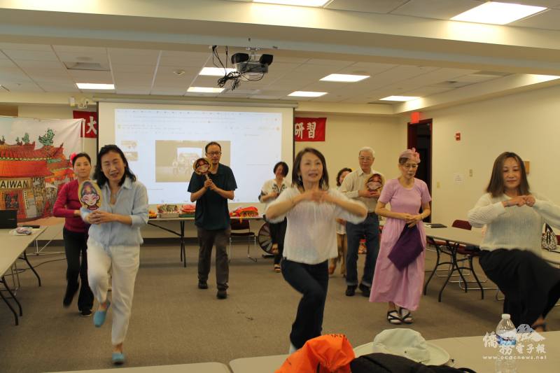 陳姚昱蘋教導十二婆姐的舞步