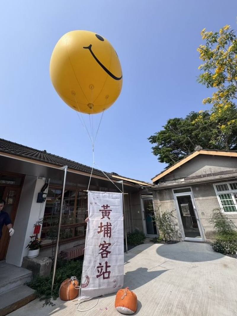 高雄市政府客家事務委員會22日在黃埔新村，舉辦「來，就係客－黃埔客站開幕茶會」，正式啟用鳳山區客家文創中心「黃埔客站」，盼讓客家文化融入日常生活並串聯在地資源，打造具擴散效應的都會客家文化平台。（高雄市政府客家事務委員會提供）