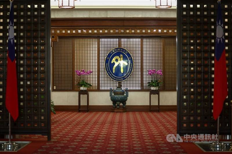 圖為外交部門口部徽。（中央社檔案照片）