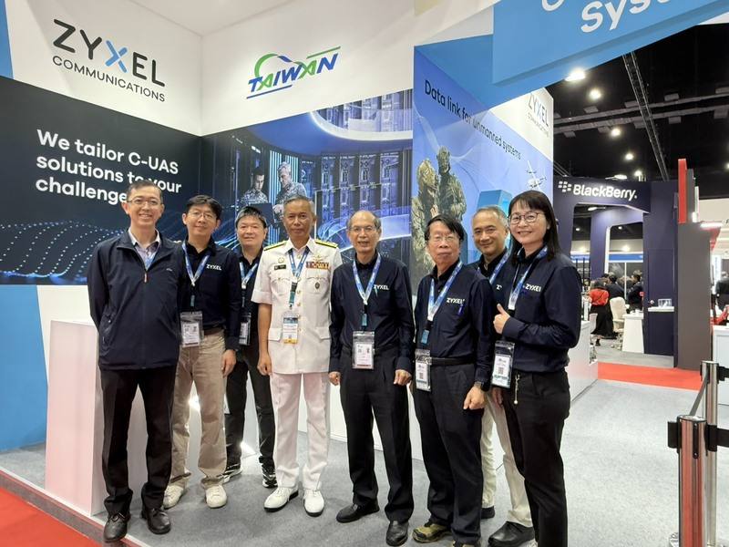 2026年馬來西亞亞洲防務展暨亞洲國家安全展登場。大馬海軍將領（左4）也在隨行官員陪同下到台灣展位了解最新武器裝備系統，並和台灣軍工業者合影。