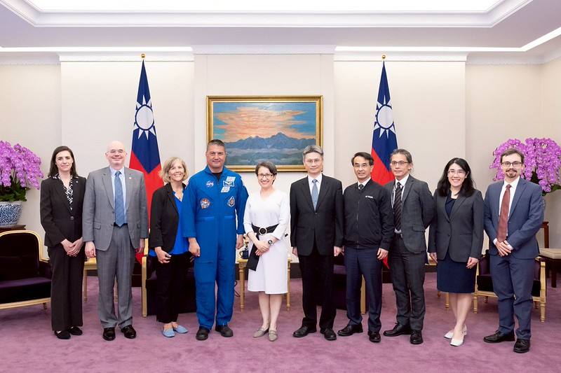 副總統與「美國太空總署太空人林琪兒醫師」一行合影
