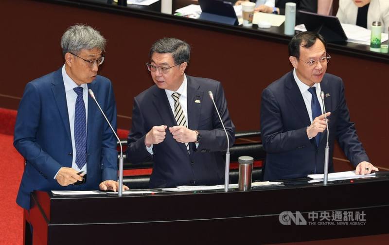 Premier Cho Jung-tai (center). CNA photo April 21, 2026