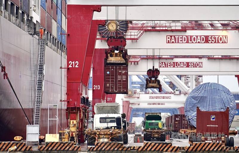 圖為高雄港貨櫃車正在裝卸貨櫃。（中央社檔案照片）