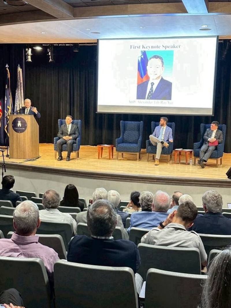 駐亞特蘭大辦事處日前和美國南卡羅萊納州色岱爾軍校首度在該校共同舉辦「台美防衛合作」研討會，駐美代表俞大㵢發表專題演講強調台灣對美國及全球的重要性不言可喻。（駐亞特蘭大辦事處提供）