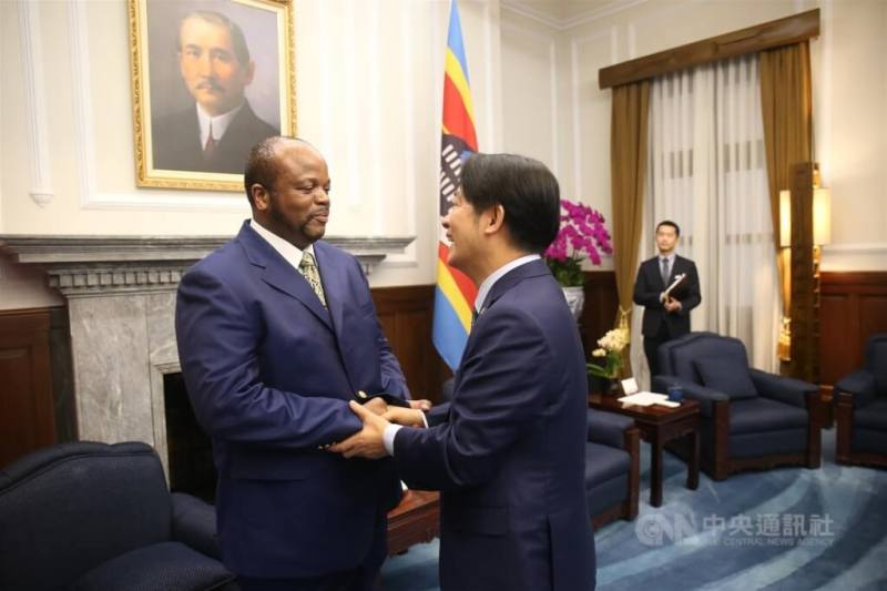 President Lai Ching-te (right) greets King Mswati III of Eswatini in 2024. CNA file photo