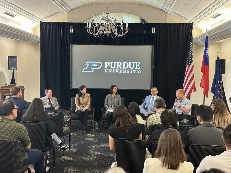 駐芝加哥辦事處長類延峰（右2）16日出席印第安納州普度大學舉行的「造山者」映後座談。（駐芝加哥辦事處提供）