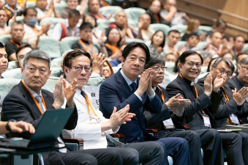 總統出席「台灣基督長老教會第71屆總會通常議會」，肯定台灣基督長老教會在臺深耕超過160年，並感謝其支持政府政策，在民防訓練、設施守護與社區避難發揮關鍵角色