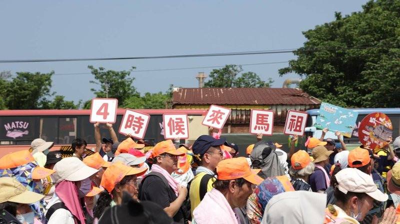 連江縣政府黃魚公車日前首度跨海來台，並加入白沙屯媽祖進香「香燈腳車」行列，每日停靠定點供信眾休憩。（連江縣政府交通旅遊局提供）