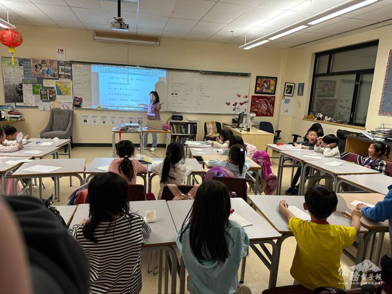 菁英中文學校校長林婕芸(站立者)鼓勵學生在自然情境中培養語感與表達能力