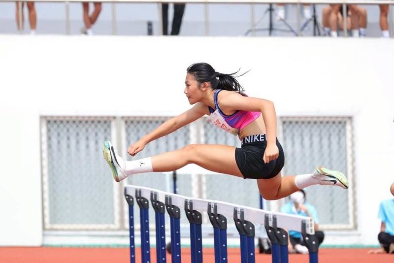 115年全國中等學校運動會在嘉義，來自新北市明德高中國中部、備受潛力的跨欄新星林子婕（圖），21日在國女組100公尺跨欄決賽以13秒30破大會紀錄摘下金牌，成績名列世界U16第3傑。（新北市體育局提供）
