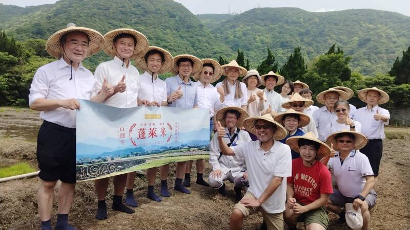 2026年是蓬萊米命名滿100週年，農業部22日在陽明山竹子湖原種田舉行「蓬萊米百年紀念插秧典禮」，農業部次長胡忠一（左1）與來自日本的農業專家及當年培育蓬萊米的日本技師末永仁的外曾孫久島紘樹（紅衣者）一同參與。