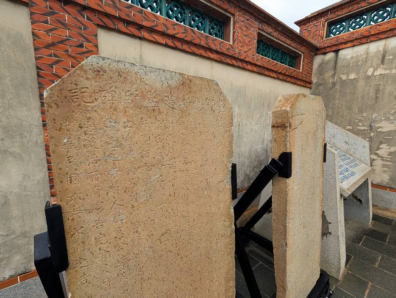 「金門縣新建監所碑記」記載金門民初時期行政層級升格為縣後，新建監所的歷程，過去長年收藏在庫房中，近日金門縣文化局重新將石碑立在清金門鎮總兵署圍牆一側。