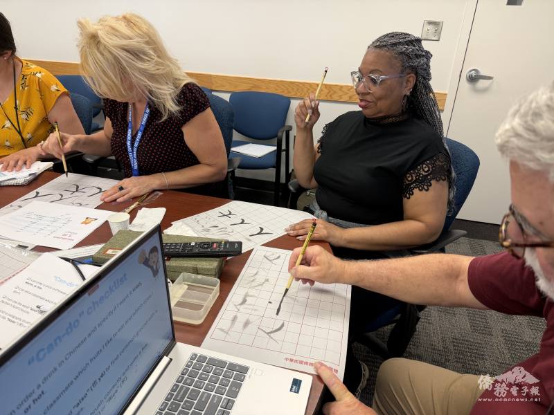 NASA TCML專班將文化體驗納入課程，首堂課以書法為主題