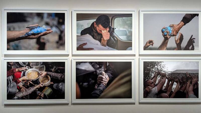 「百達攝影獎：風暴（Storm）」展覽正在國立台北藝術大學關渡美術館展出，圖為巴勒斯坦藝術家哈立德（Belal Khaled）帶來系列在加薩避難醫院外看見的景象。