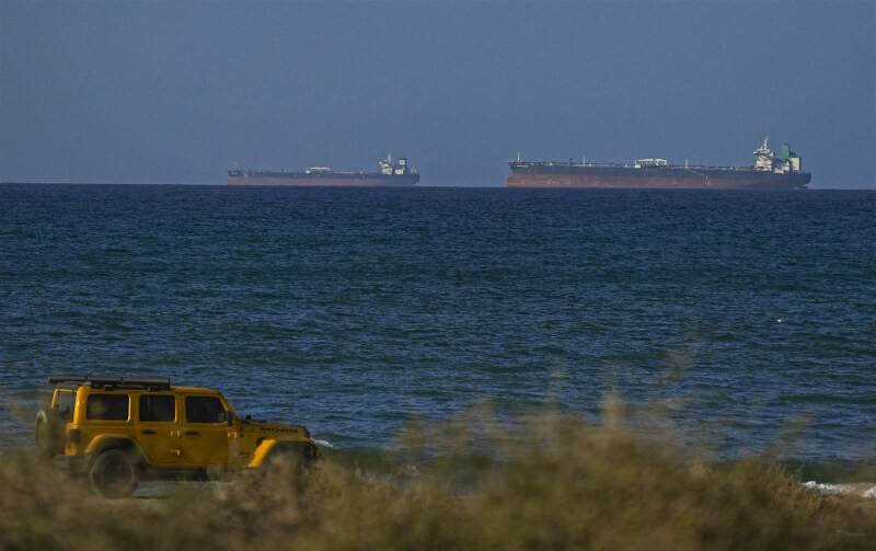 圖為8日在阿曼可見船隻通過荷莫茲海峽。（安納杜魯新聞社）