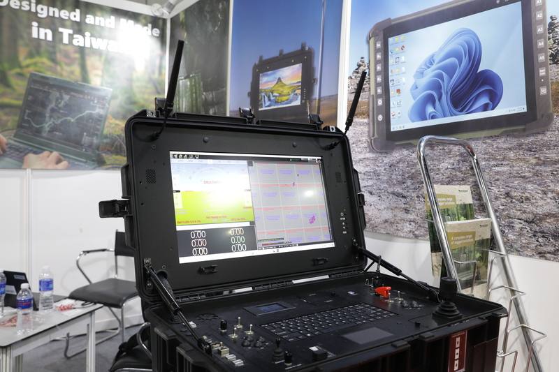 馬來西亞亞洲防務展登場，參展的台灣業者推出無人載具地面控制站，受到東南亞國家的買家關注。