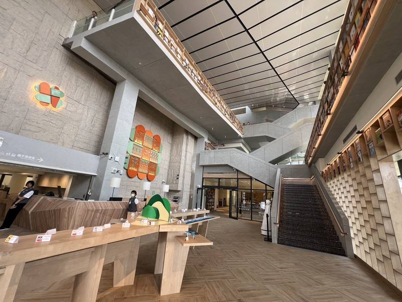 歷經14年的招標不順及更改設計，總經費逾新台幣8億元的台東縣立圖書館，22日開幕，將自然地景轉化為建築語彙，希望將來成為台東縣新地景。