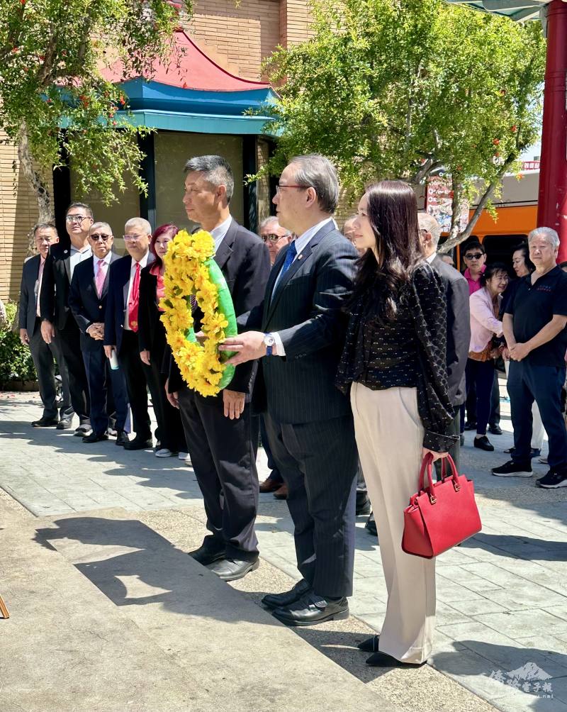 會後一行人前往國父銅像獻花，場面莊重