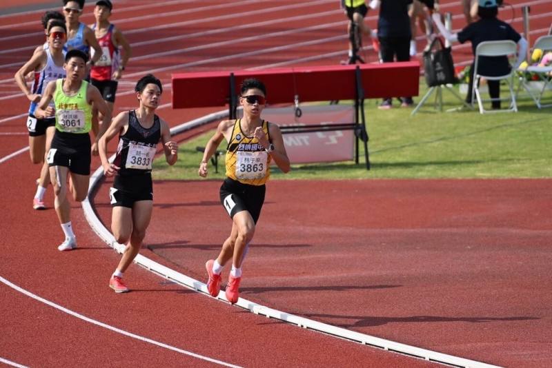 115年全國中等學校運動會在嘉義，20日進行田徑項目國中男子組1500公尺決賽，金門縣烈嶼國中林于辛（右）以4分08秒43成績奪得金牌。（金寧中小學運動防護員紀博允提供）