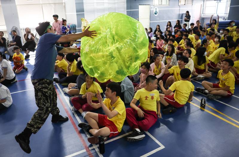 「紙風車青少年反毒戲劇工程」21日前進台北市金華國小，演出團隊與學童互動熱絡，盼傳達校園毒品危機議題。