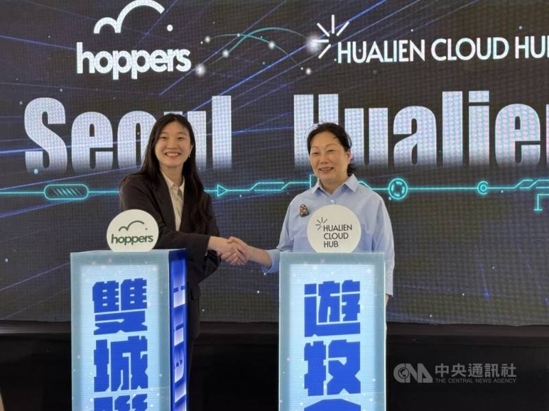 花蓮縣長徐榛蔚（右）22日在花蓮雲基地與韓國首爾數位遊牧新創公司Hoppers執行長趙庭賢（左）簽署合作意向書（MOU），將強化兩地數位遊牧據點行銷、活動及交流