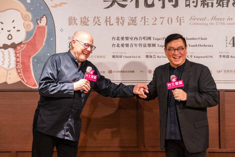 台北愛樂室內合唱團「莫札特的結婚禮物－C小調彌撒」音樂會27日登場，將由指揮葛雷登（Gary Graden）（左）領軍演出這部莫札特晚期最重要的人聲作品之一。（台北愛樂文教基金會提供）