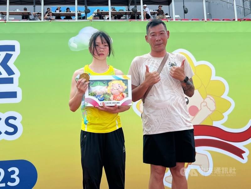 115年全國中等學校運動會在嘉義舉行，新竹縣東泰高中女子田徑好手林沛萱（左）22日在7項全能以總分4543分締造高女組3連霸，頒獎後與教練陳鴻傑（右）合影留念