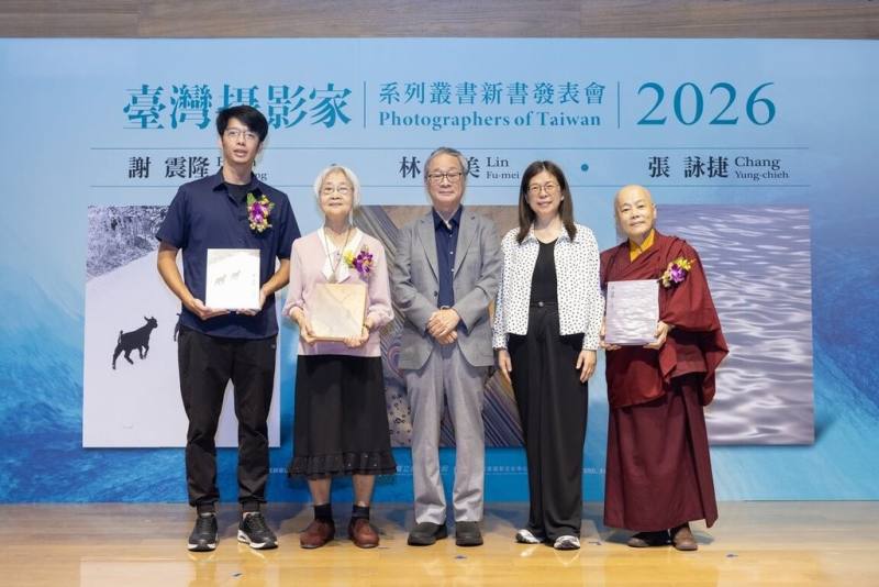 台灣攝影家系列叢書至今已完成9輯共36冊，文化部長李遠（中）22日贈發專書給台灣攝影家系列叢書傳主，包含攝影家張詠捷（右）、林芙美（左2）、已故攝影師謝震隆家屬謝少淵（左）。右2為國立台灣美術館長陳貺怡。（文化部提供）