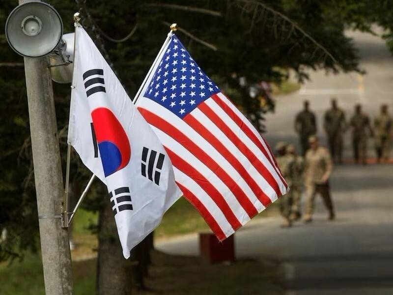 圖為韓國國旗與美國國旗。（Courtesy Ken Scar/U.S. Army/Handout via 路透社）