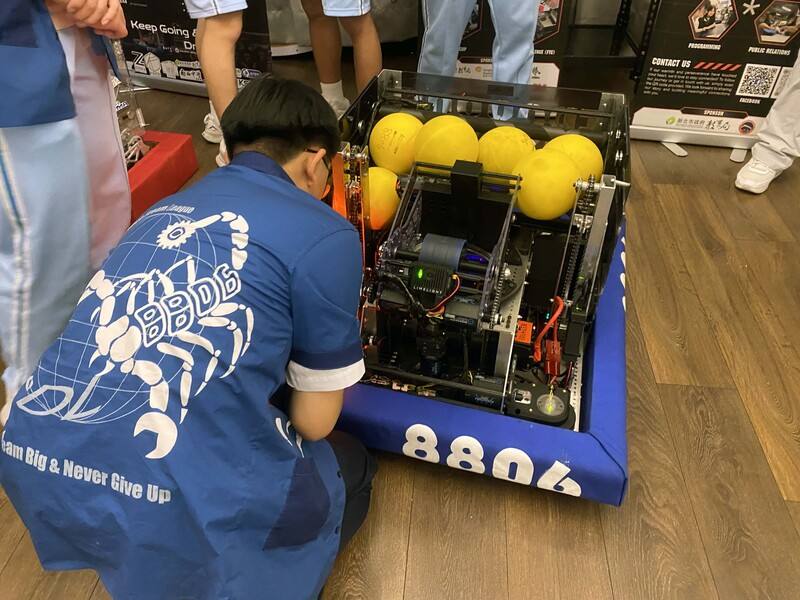 新北市政府23日授旗參加FRC機器人競賽世界總決賽的師生，並宣布獎金加碼，奪冠將頒發新台幣100萬元。圖為參賽隊伍的學生，展示機器人整合人工智慧AI與精密機構。