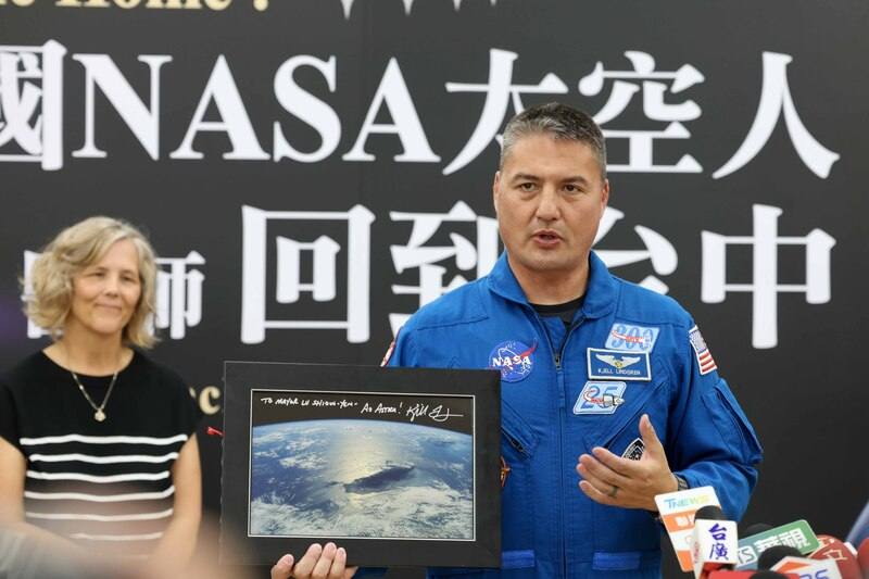 美國太空總署太空人林琪兒（右）23日在台中分享他從太空看地球、台灣的視角，藍、白、綠、棕色等不同色塊構築美麗的地球，且台灣如迷霧中的綠色寶石，美的令人屏息。