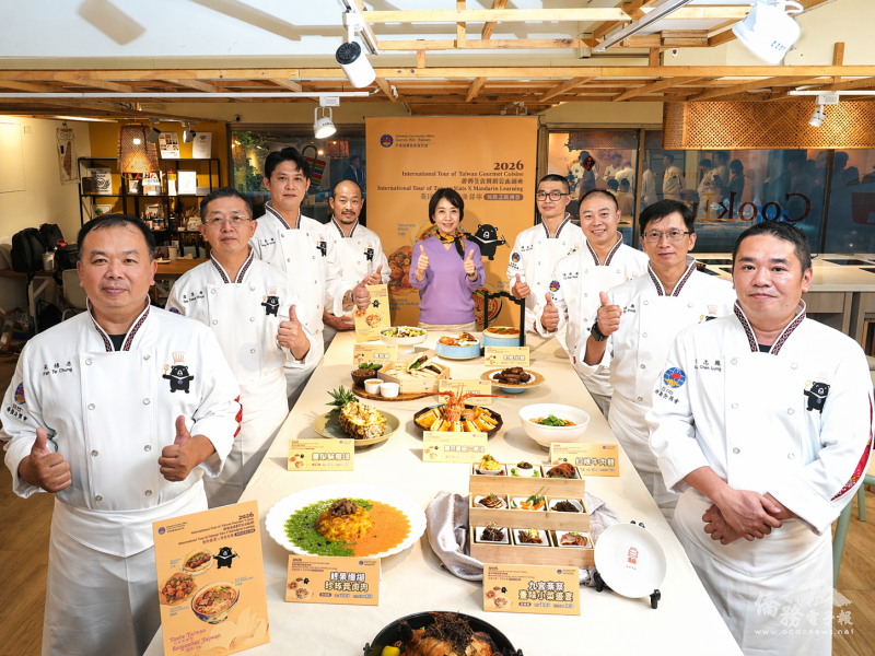 李姸慧與參與「臺灣好食X華語好學國際巡迴講座」的主廚及助理們