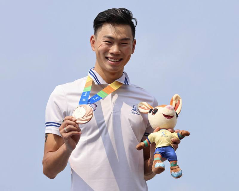 2026亞洲沙灘運動會在中國舉行，台灣鐵人潘子易（圖）23日於鐵人水陸兩項男子個人賽，以28分33秒斬獲銅牌，為台灣代表團進帳本屆賽事首面獎牌。（中華奧會提供）