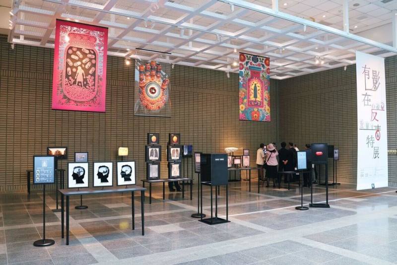 國立自然科學博物館推出「有影在反毒」特展，即日起至2026年10月18日，在科博館陽光過道展區展出。（國立自然科學博物館提供）